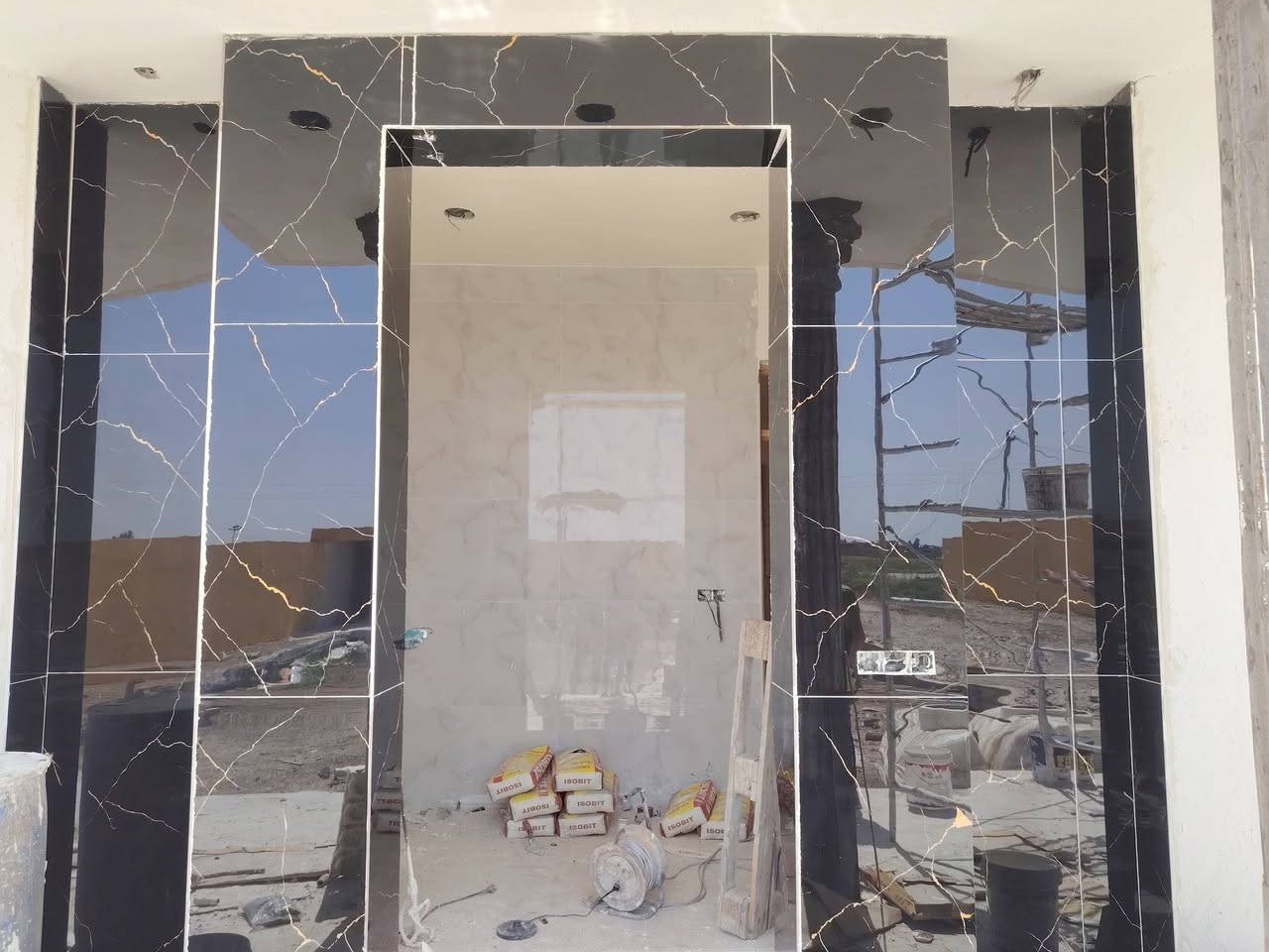 السلام عليكم 
خلفه سيراميك شغل درجة اولى ارضيه وجدران متفرغ حاليا مكان بغداد ابو غريب ***********//***********
