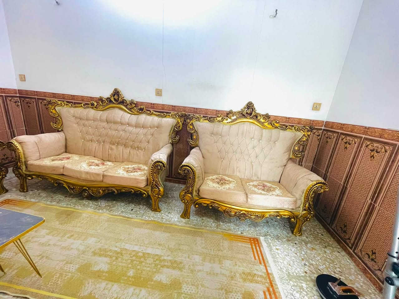تخم ملكي تكمه نضيف ١٠ مقاعد ما بيه اي ضرر ثكيل السعر ٣٢٥ وبيه مجال المكان البلديات الرقم ***********
