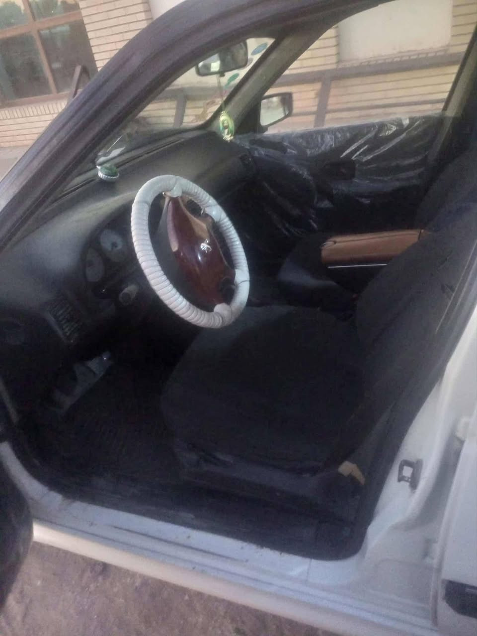 السلام عليكم ورحمة الله وبركاته اخواني بيجو بارس 2013بأسمي رقم موحد طخم تاير باتري سلف داينمو كله جديدالسيارة بيها تلحيضات بصيطة السعر 45وبيها مجال المكان كوفه رقم الهاتف ***********
