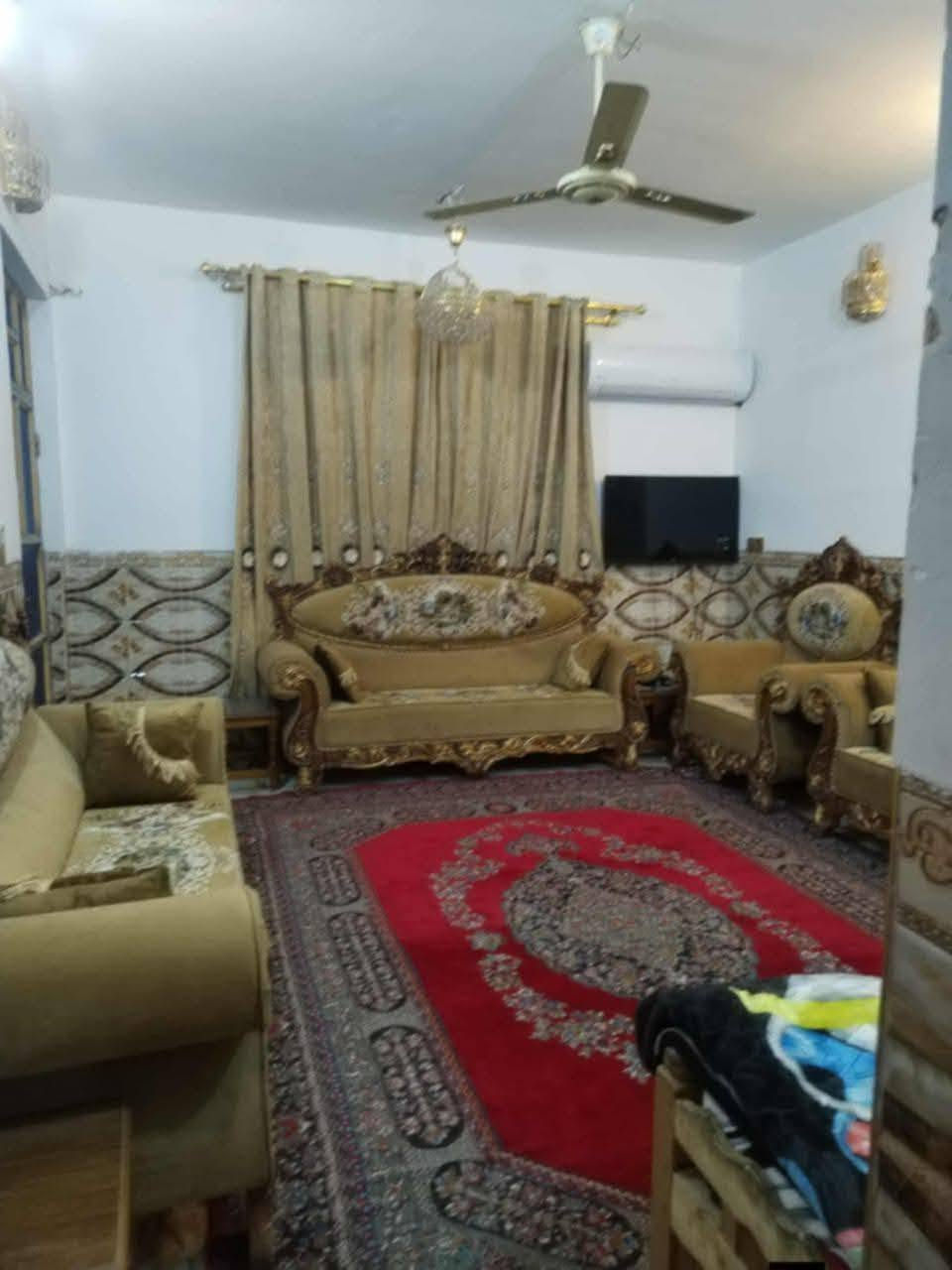 ياالله على بركة الله دار ركن زراعي للبيع المساحة ١٧٢متر. البناء طابوق في حي الامير خلف معرض الاسدي يحتوي البيت على غرفتين نوم 4×4 منور  بين الغرفتين متر و٤٠ في ٤ متر طول 
 صاله  مفتوحه ١٠ ×4استقبال 5×4مطبخ ٣ ونص ×٤
بيتونه ١٠ ×٤الواجهة سيراميك السطح شتايكر وفلين عازل للحرارةوصحيات خارجيه وداخليه ***********
@إشارة
