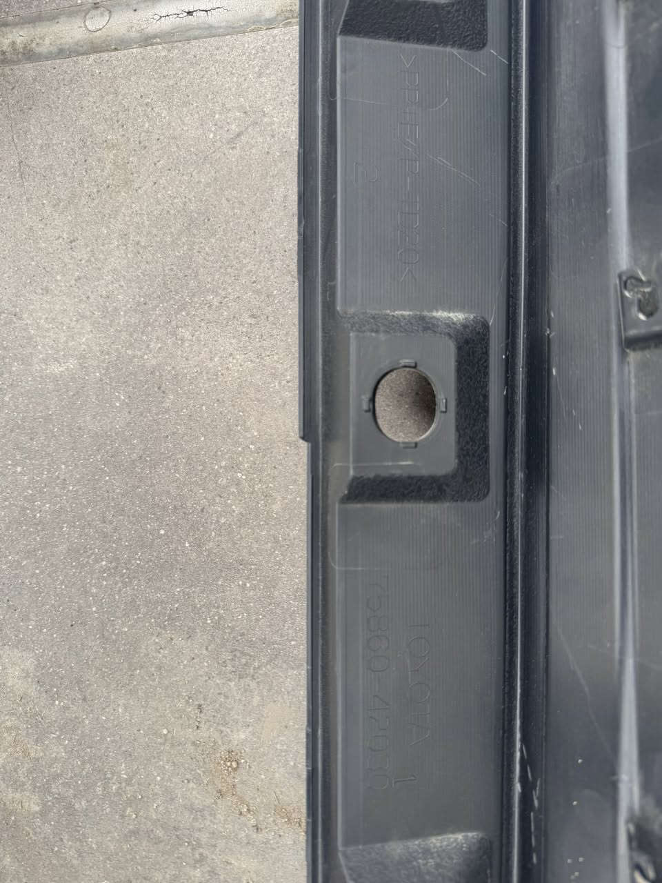 السلام عليكم 
دوسه بلاستيك لراف فور موديل
RAV4
2019
2020
2021
2022
جهة اليسار
Part Number 75860-42030
بيها فطر بسيط كما موضح 
من تنشد يصير من جوه
السعر ٦٠ الف
بغداد / اليرموك
وتس اب
***********
