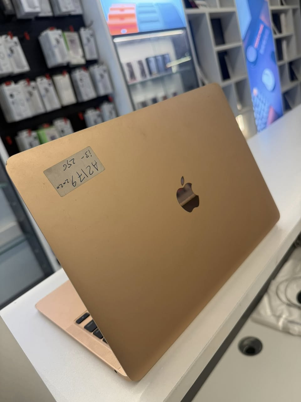 ماك بوك اير قطعتين 
الاول :
اير core i3 لون روز كولد سوبر سلم 
اصدار 2020
رام 8 
Ssd 256 

الثاني:
اير core i5 
رام 8 
ذاكرة 128 
اصدار 2016 
سلم + لد ابل خلفي مضيء 

-
الاجهزة شغالات وبحالة جيدة 
مع ضمان 30 يوم استرجاع في حال وجود اي خلل 

***********
