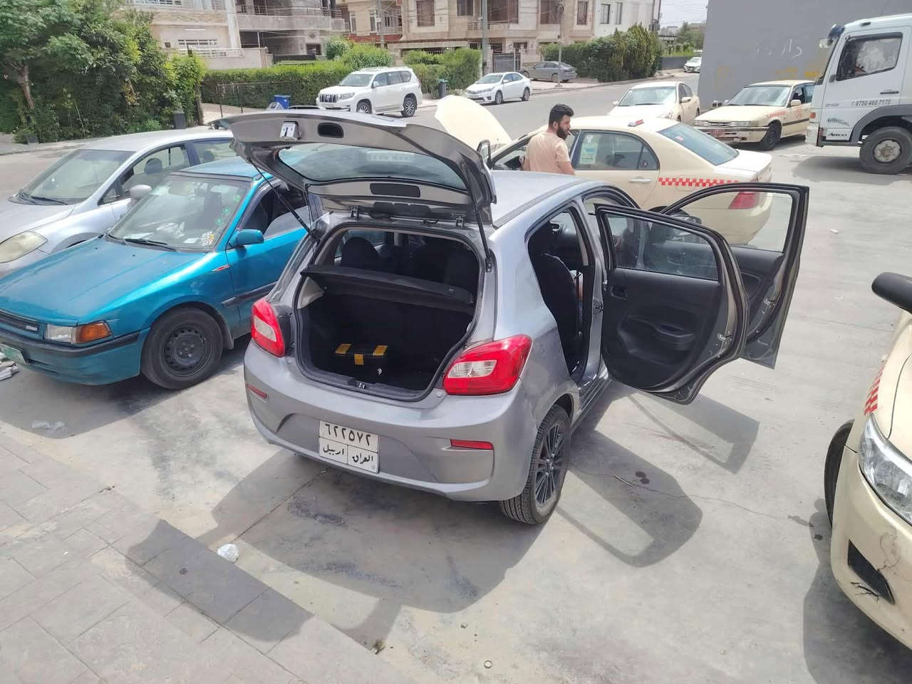 میراج 2020مواصفات ئەمەریکی یەک پارچەی بۆیاغە بێ ژوورێ شوخت و کەمێک ساردی هەیە پێش و پشتی کەپسە 90وەرەقەو مجالێکی کەم 
ناونیشان.هەولێر 100 مەتری
***********
*********** أربيل, العراق
