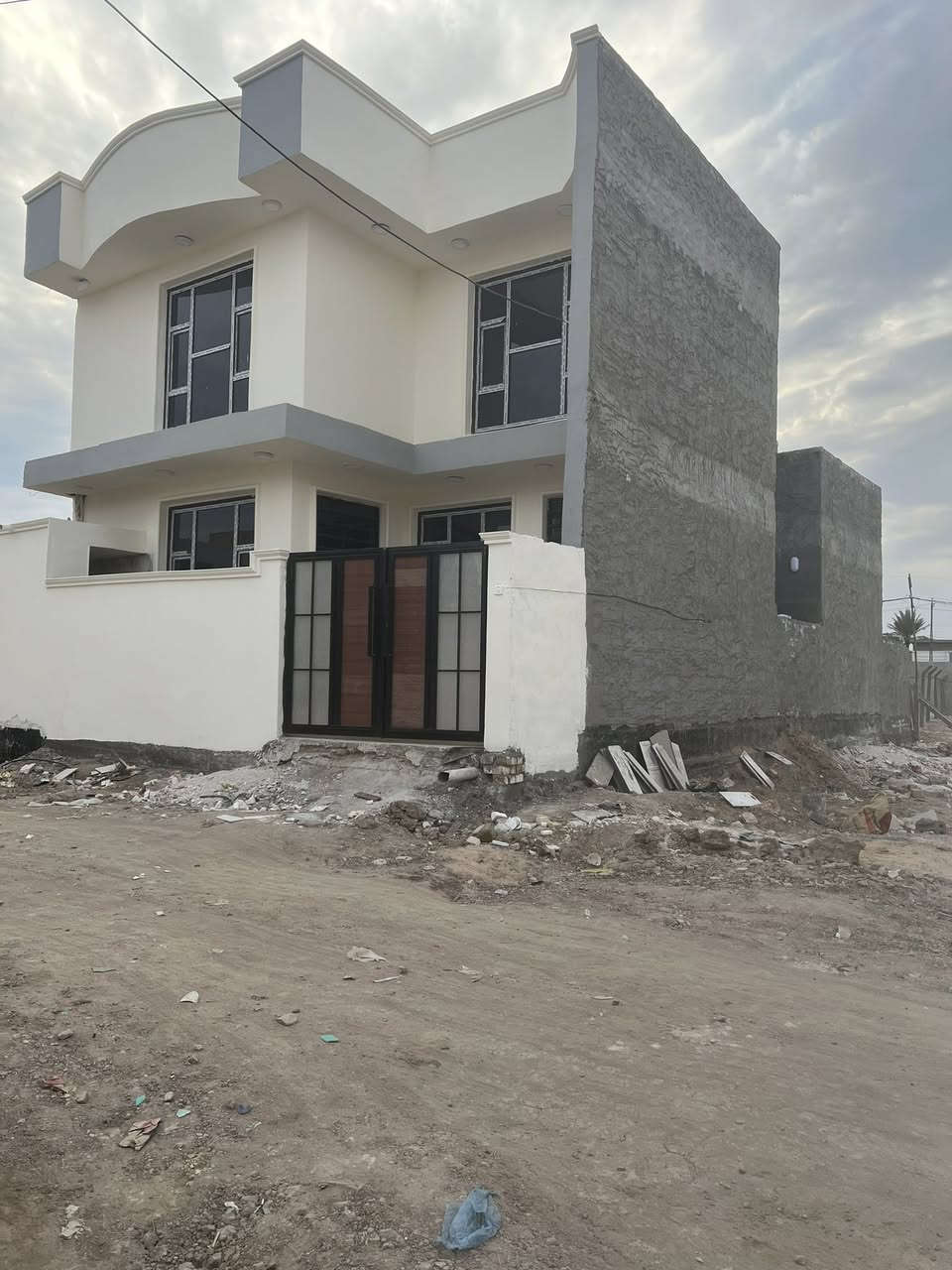 دار للبيع 
مساحة 150م طابو زراعي سند 25
بناء حديث طابقين تسليم مفتاح

خدمات كامله
يحتوي على
غرف نوم نظام سويت عدد3
كلدور عدد 2
مطبخ
استقبال
مجمع صحي عدد 3
منور عدد 2
الموقع //ورديه داخل منطقه الامام سيد موسى
للاستفسار اكثر الاتصال على الرقم
***********
