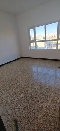 حي الكندي الثانية • ١٥٠م • غرفتين وصالة