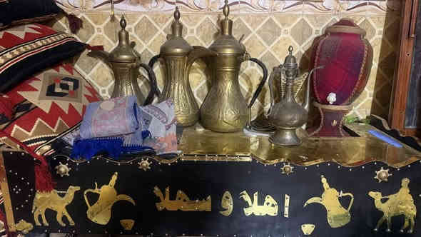 منقله مع سيت كماكم ومهابش وبير  ونايلون جادر مطري مال بحيرات طول ٢٤ متر عرض ٩ ويوجد جادر شبح حديد وقماش طول ٢٠ متر نضيف *********** البصره القرنه
