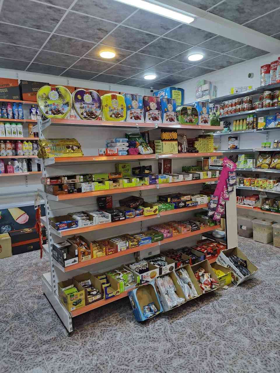 السلام عليكم محل للبيع في الموصل حي السماح الاركان قرب مدرسه السماح يحتوي المحال على ست عارضات وبرادات عدد ثلاثه وسيستم كاميرات سعر المحل 10 مليون وقابل للتفاوض 
***********
***********
