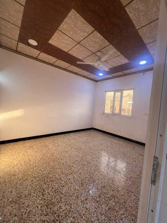 شقة للايجار في حي المزارع                                                              تتكون من  ( استقبال-عرفتين نوم- صحيات - ومطبخ ) بناء 2023 التواصل على الرقم التالي:*********** /***********
