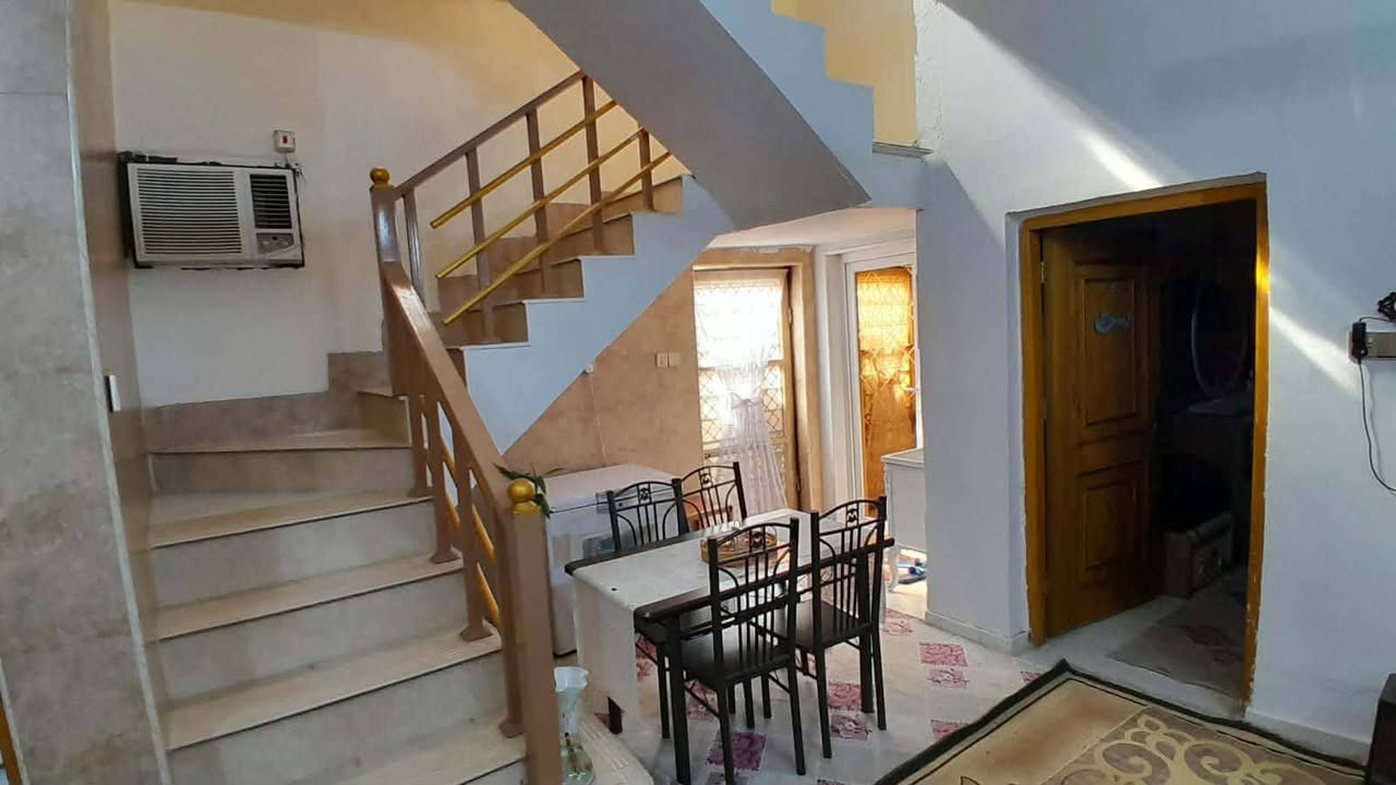 دار للبيع طابو زراعي صرف مساحه الدار ١٢٠ م واجه ٦.٥ طابقين بناء حديث يحتوي على غرفتين نوم مع استقبال وكلدور ومطبخ ومجمع صحيات داخليه وخارجيه العنوان الجزائر خلف ملعب الاداره المحليه للاستفسار الاتصال على الرقم التالي *********** او مراجعه مكتبنا الكائن في الجزائر مقابل مجبس التمور أو مدرسه الطريق الى المئه
