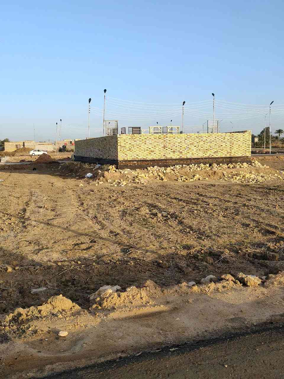 أخر قطع في مجمع أم البنين في غماس قرب المستشفى الجديده قرب الملاعب الخماسيه جميع المساحات متوفر وأسعار مناسبة  خدمات كامله ماء كهرباء تبليط شوارع عرض شارع 10 متر وأنارت ليليه طابو زراعي سند 25 تحويل بسم ألمشتري أستفسار ***********حيدر
***********
