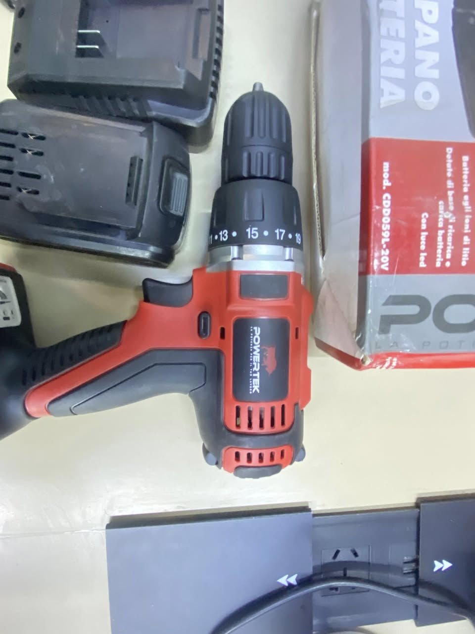 سلام عليكم متوفر جملة مفرد شكد ما تريد اوفر لك للاستفسار ***********
• الاسم: TRAPANO A BATTERIA
 • الماركة: POWERTEK
 • النوع: دريل/مفك يعمل على البطارية (لاسلكي)
 • الاستخدام: حفر + شد/فك البراغي

⸻

⚡ الجهد والطاقة
 • الجهد: 20V
 • البطارية: ليثيوم أيون (Lithium-Ion)
 • غالبًا يأتي مع بطاريتين (واضح بالصورة) + شاحن
 • بطارية الليثيوم تمتاز بـ:
 • وزن أخف
 • عمر أطول
 • شحن أسرع
 • ما تفرغ بسرعة عند عدم الاستخدام

⸻

🔩 السرعة والدوران
 • السرعة:
 • من 0 إلى 550 دورة/الدقيقة (RPM)
 • السرعة متغيرة حسب ضغطك على الزناد
 • مناسب للأعمال المنزلية والورش الخفيفة

⸻

🔄 عزم الدوران (Torque)
 • يحتوي على حلقة تحديد العزم (الأرقام حول الرأس)
 • تفيد في:
 • منع كسر البراغي
 • منع تلف الخشب أو البلاستك
 • أرقام متعددة (مثل 3 – 5 – 7 … إلخ)
 • كلما زاد الرقم زاد العزم

⸻

🧲 ظرف الحفر (Chuck)
 • الحجم: 10 مم
 • نوع: بدون مفتاح (تغيير الريشة باليد بسهولة)
 • يدعم:
 • ريش خشب
 • ريش حديد خفيفة
 • رؤوس براغي

⸻

💡 ميزات إضافية
 • ✅ ضوء LED أمامي
 • يشتغل تلقائيًا عند الضغط
 • مفيد بالأماكن المظلمة
 • ✅ زر عكس الاتجاه
 • شد البراغي
 • فك البراغي
 • ✅ مقبض مطاطي
 • مريح
 • يقلل الانزلاق
 • ✅ فتحات تهوية لتبريد المحرك
