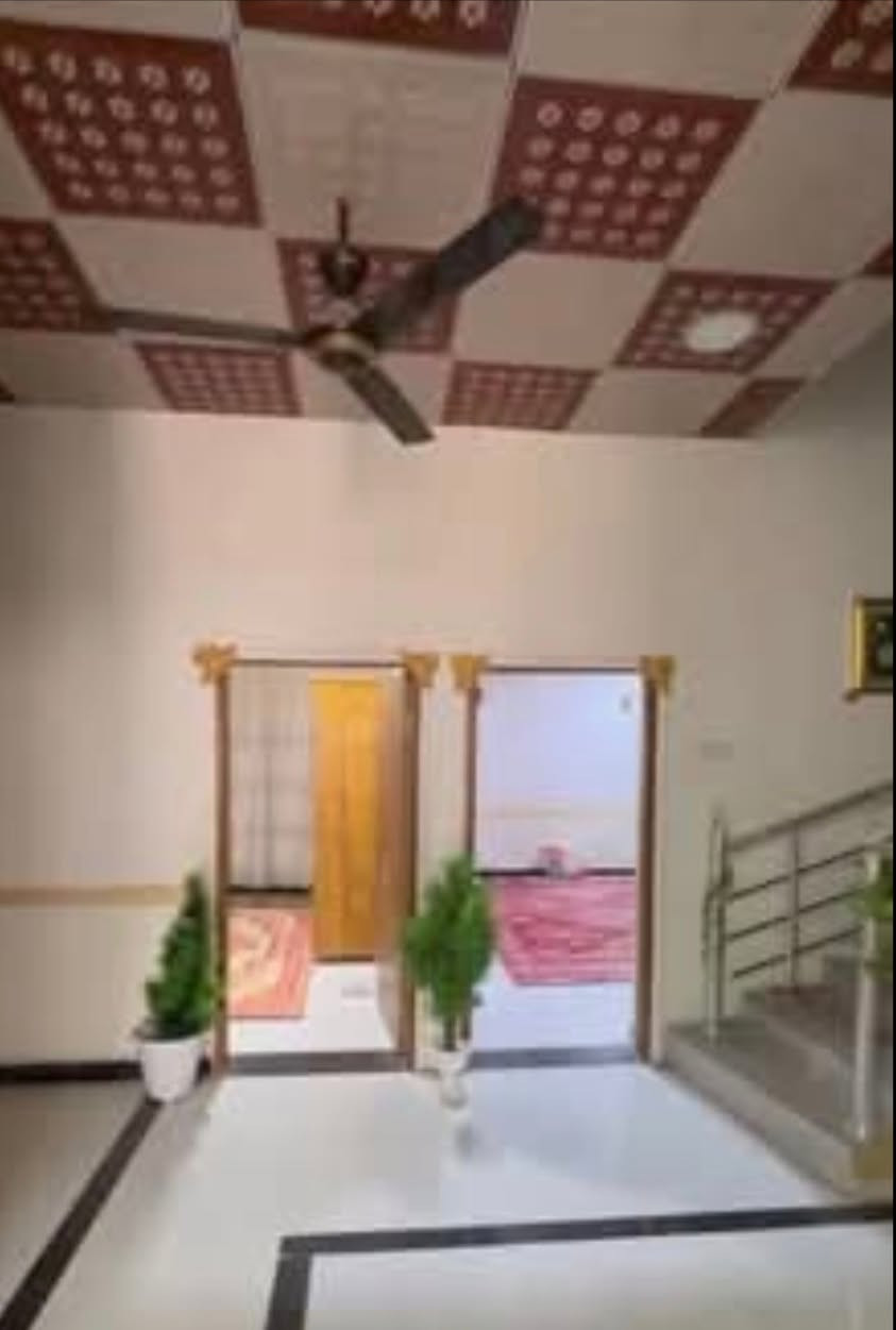 بيت للبيع مساحه 200 متر العنوان الحوطه/ شارع الريان  مقابل ملعب الريان
خلف مركز الشرطة ودائرة الكهرباء
البيت موقعه متميز ركن على شارعين امامه ساحة كبيرة.. يتكون من غرفتين وصاله ومطبخ وحمام داخلي ومنور واستقبال وكراج وتواليت خارجي.
 تستلم بيت مؤثث جاهز (مرفق الصور)
اضافة الى ماطور ماء تانكي عدد 2 مغاسل سخان خلاطات ومراوح وسبلت.
السعر ٨٨ مليون دينار
قابل للتفاوض.
للاستفسار 
*********** 
(رقم المالك شخصيا) شط العرب, البصرة
