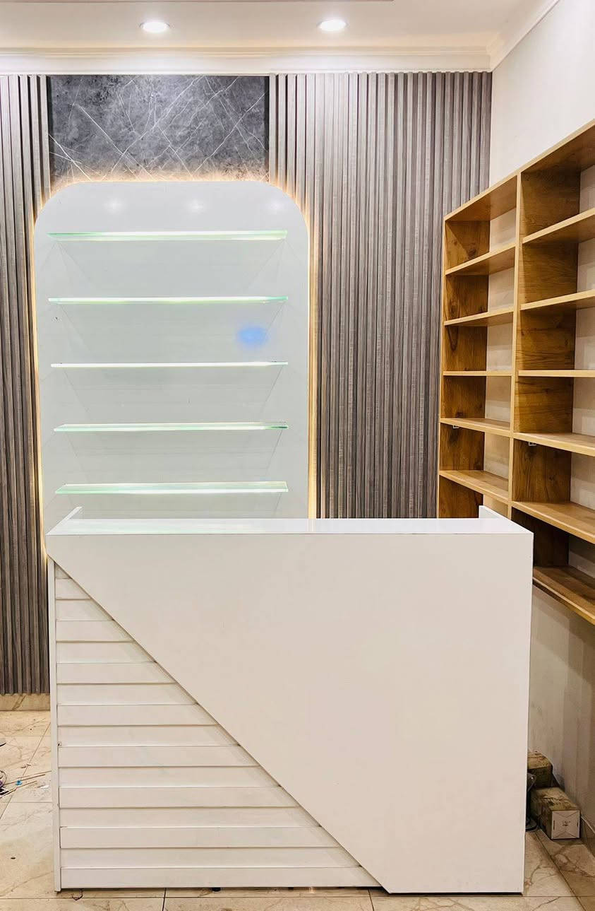 للبيع 
ميز كاشير خشب ابيض 
ارتفاع 110سم 
عرض 140 سم 
عمق 50 سم
السعر 190الف
،،،،،،،
رفوف زجاج مع انارة ولوح ابيض خشب 
عدد الرفوف 5 
الارتفاع 168
عرض 120 
عمق 20
السعر 195الف
،،،،،،،،
رفوف خشب 
عرض 4 متر 
ارتفاع 136 
عمق 20
السعر 100الف
مكاني بغداد السيدية 
***********
