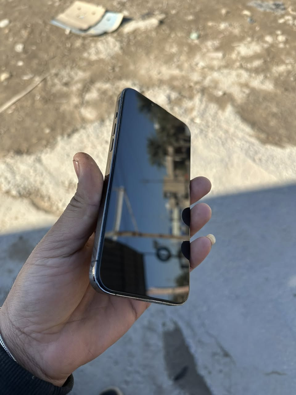 ايفون 13برو ماكس 
مستبدل شاشة وبطاريه وكاله لاصرف ولاتعليك 
بطاريه 100ملحقاته 5كفرات وشاحنه 
ذاكره 256
لون اسود 
مكاني حله نادر 
*********** سعره 525وبي مجال بسيط
