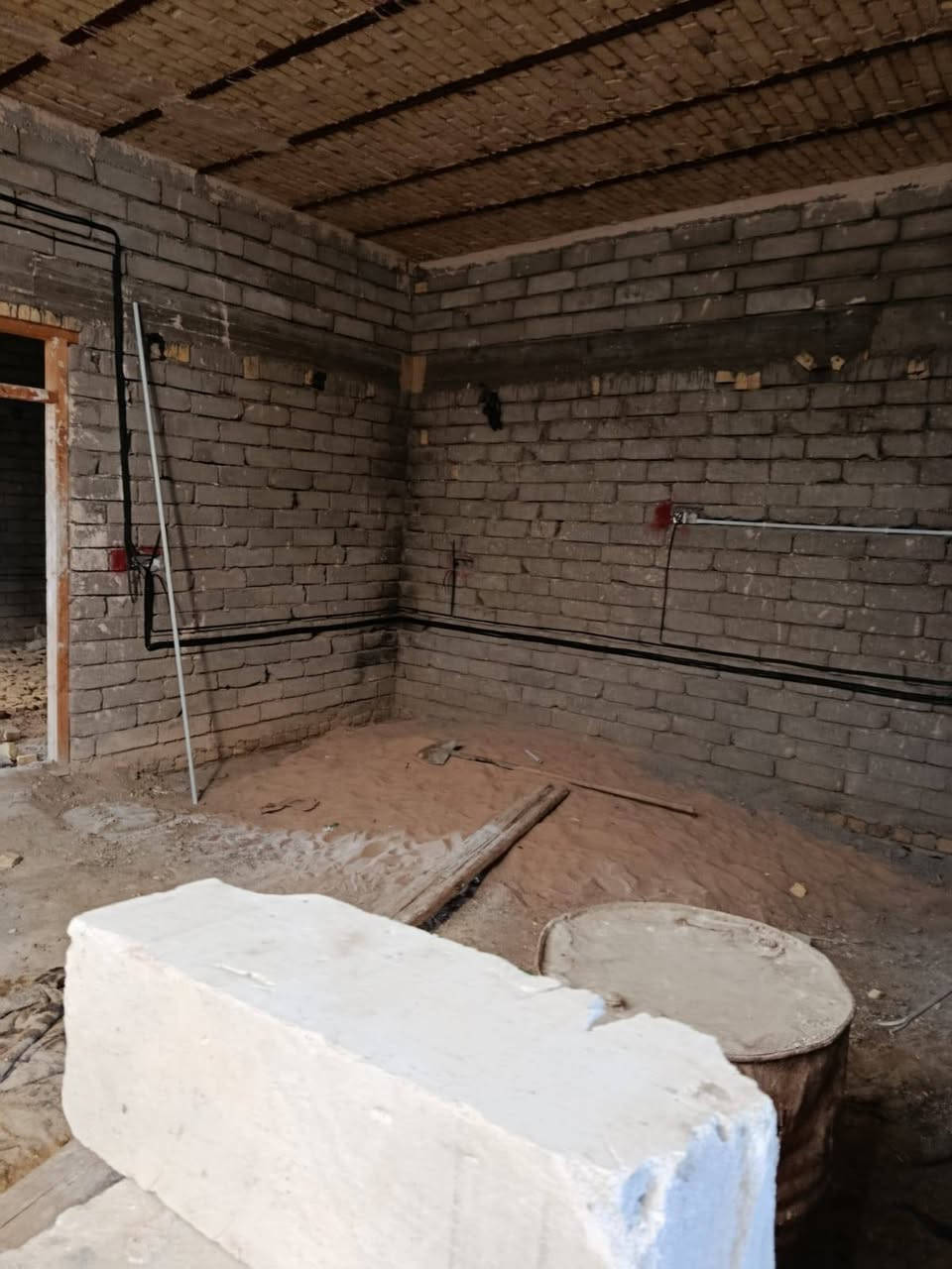 السلام عليكم بيت زراعي المساحة 250م في الاسماعيليه مقابل معمل عصائر دبي يتكون من غرفتي وصاله ومطبخ وديوانيه وصحيات داخليه وخارجه البيت ماسس كهرباء بدون لبخ ولا سيراميك السعر 47 وبيها مجال الاتصال ***********
