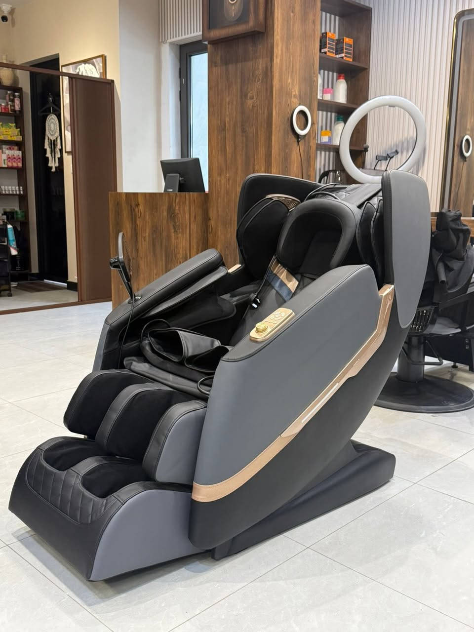 ً
((استعمال اقل من شهر))

🔴 السعر: 900 الف

🔶 ضمانه حقيقي و باقي بيه مدة 11 شهر 

👉 تدليك كامل للجسم Full body massage

👉 يعمل على تقليل التشنجات العضلية للرقبة ويفك التصلب

👉 قوة التدليك مضاعفة ومركزة لمنطقة الظهر والاكتاف

👉 التخلص من آلام الساق والقدم بالضغط والتدليك

👉 الغطاء الداخلي لمنطقة القدم قماش مسامي يمنع التعرق أثناء المساج على عكس الأغطية الجلدية المسببة للتعرق والروائح

👉 تركيز أكبر على العمود الفقري والعضلات المحيطة له

👉 تدليك الساعد واليدين بوسادات هوائية ذكية

👉 سعة الجهاز أكبر وأوسع

🔷 خاصية الأوامر الصوتية

🔷 ماوس إضافي للتحكم على ذراع الكرسي الأيسر

🔷 خاصية الاسترخاء والنوم

🔷 ميلان حتى 180 درجة انعدام الجاذبية

🔷 يحتوي على وسادات هوائية: الكتف، الأذرع، الساقان، القدم

🔷 كرات تدليك باطن القدم

🔷 مزود بهيتر حراري

🔷 يدعم خاصية الـ Bluetooth

🔷 هيكل الجهاز حديد

🔷 يستهلك كهرباء أمبير واحد فقط


**إذا كنت صاحب هذا الإعلان وتريد حذفه لأي سبب، رجاءا أرسل رسالة إلى الدعم الفني**