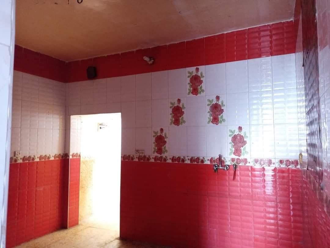 بيت للإيجار  ١٠٠ متر على شارع ١٥ 
الموقع حي الفرات شارع الرسول الاعظم خدمات كامله قريب على شارع الصب يحتوي على ستقبال و مطبخ و صاله وغرفه نوم (مال عائله صغيره ) سعر الإيجار بلخاص للتواصل عل الخاص او عل الرقم *********** متواجد خاص واتساب
