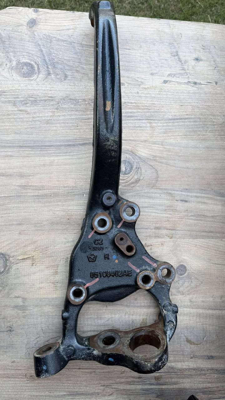 سلام عليكم غراض دوج چالنجر 🚔2023 للبيع كلهم شلع بـ(100)الـف  💵 والي محتاج شغله منهن وامكانيته متساعد ييجي ياخذهن ببلاش وعيوني الكم
🔹1-فلين قاعده صندوق اصلي  نظافة 100/100
♦️2-دفيوزر خلفي  اصلي نظافة 90/100 بيه شخطه بسيطه 
♦️3- اسطاب أكسل يمين اصلي نظافة 70/100 بي عواج بسيط   
🔷4- كڤر غلاف ستيرن نظافة 100/100
مكاني بغداد حي الجهاد 🏘️
رقمي ***********☎️
