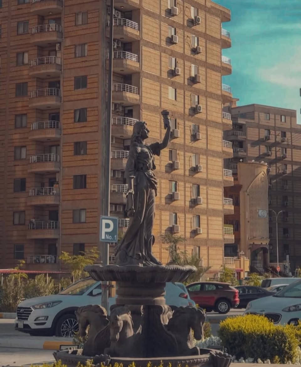 شقة للايجار 
‼️ ١٦٣م مجمع الايادي بسكولاته طابق 4 
... تحتوي على ٣ غرف نوم وصالة ومطبخ وحمامات ٢.... مجهزة ب كاونترت مطبخ وسبالت٢ وسخانات ٢ وايضا عاكسة كهرباء جديدة ( بديل المولدة) ... الشقة نظيفة جدا...
 للاستفسار ***********
