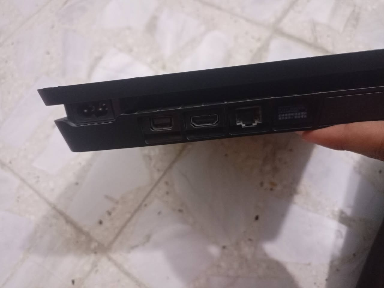 بلي 4سلم للبيع
جهاز نضيف
نص تيره
 ويها ثلاث جوستك
وقرص فيفا 24
نضام الجهاز 13 مو مهكر 
سعر جهاز ب275الف وبي مجال
***********
