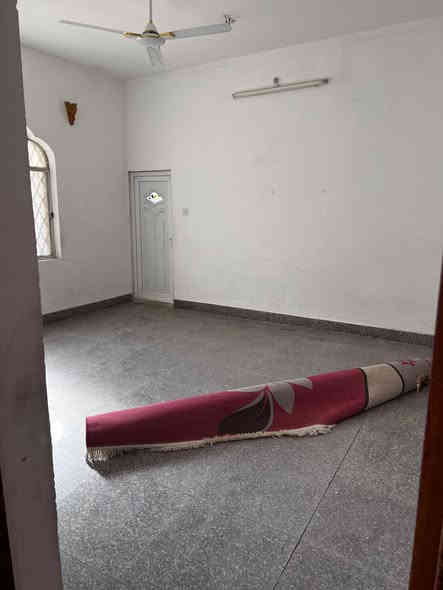 دار للايجار (كربلاء باب بغداد قرب فندق البارون )
منطقه عكد الزريكه مساحه 300م
يحتوي على غرف عدد 2/ مطبخ و استقبال وصاله 
يصلح سكن او شركه او مجموعه استثمارية 
للستفسار
 ***********
***********
