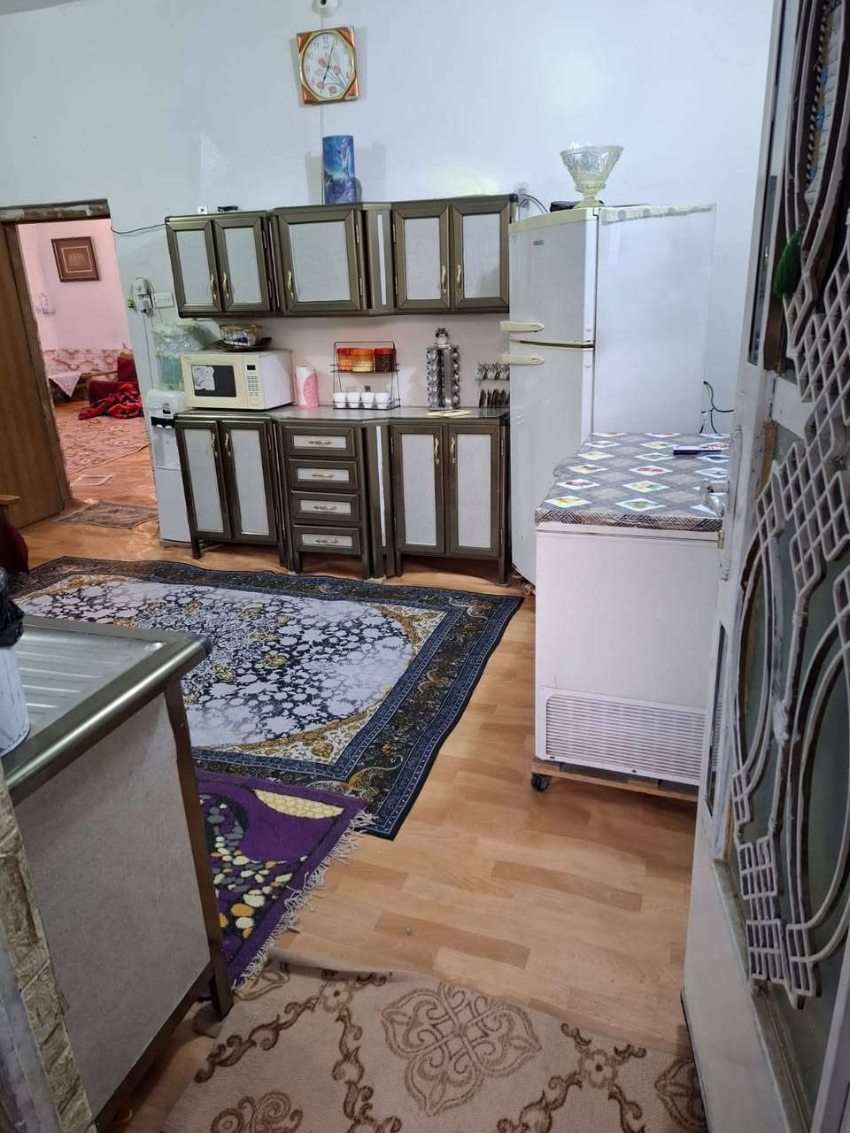 السلام عليكم الدار للبيع  طابقين مساحه ٢٠٠ متر حي البساتين حي السلام  قريب الجسر السعر ٨٠ أو بي مجال الاتصال على هذه الرقم  ***********
