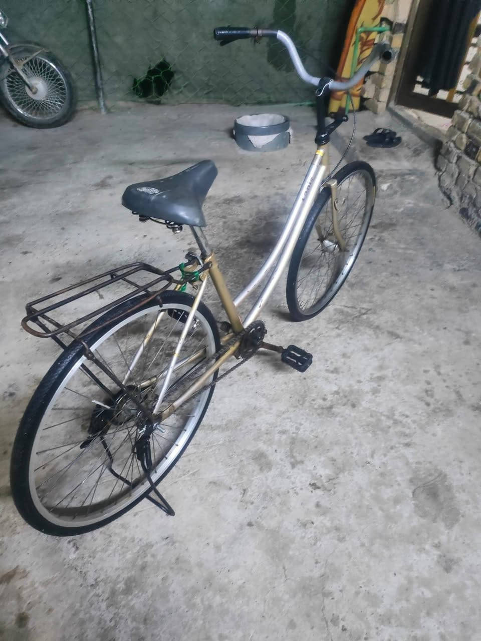 سلام عليكم للبيع نضيف كلش بس المكينه لحيم تايرات جدد زنجيل جديد بريك جديد انضف من الصوره  حجم 26 سعر  55 مكاني بابل كفل قرب مطعم الكرار للاستفسار واتس اب، ***********
