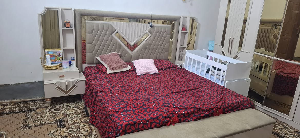 السلام وعليكم غرفه اخشاب جديده تركيه ٩ قطع 
مافتوحه مكان ورديه خارج
 الاستفسار***********
