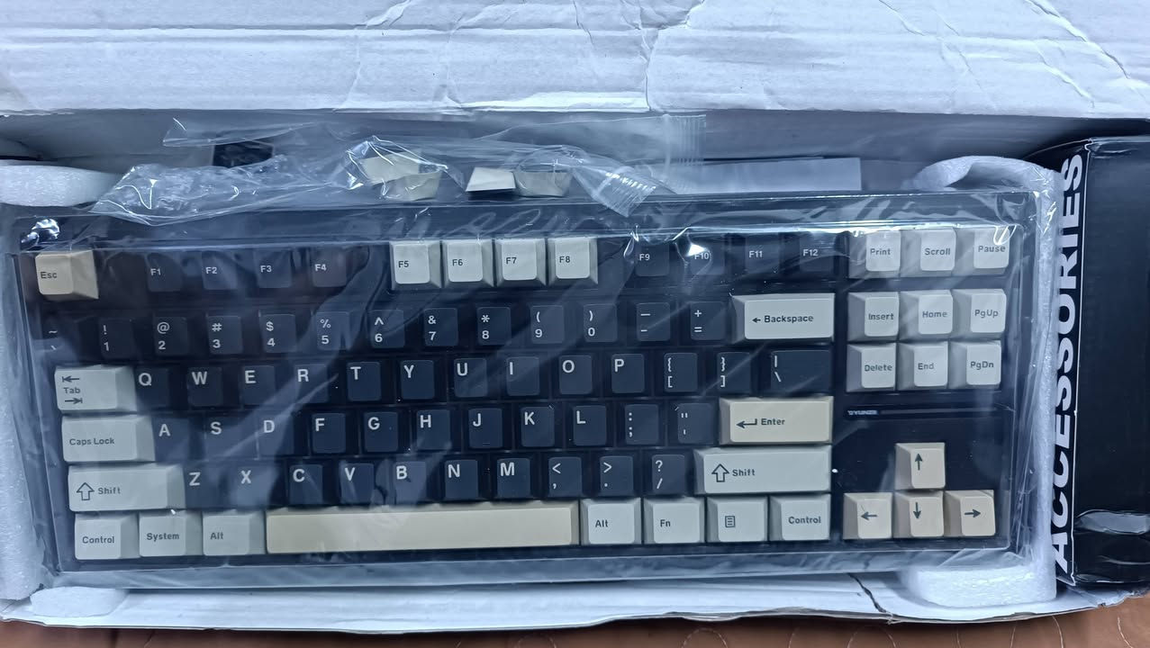 سلام عليكم طلعن هاي الكيبوردات المكيانكي قطعتين 
ال يونزي اخذ شحن وشغال 
الجاز مااخذ شحن مااعرف شنو بي 
أثننينهم ب 40 بدون توصيل 
واتساب ***********
