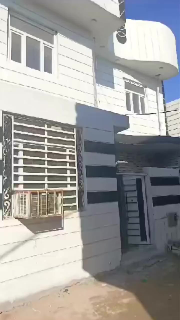 مساحه البيت 100 متر طابقين
متكون من اربعه اغرف استقبال مطبخ وصحيات
خلف حسينيات مباشر يبعد عن مركز مدينه 5 كيلو 
تفاصيل للبيت بالفيديو 
موقع كربلاء قرب حافظ 
***********
***********
