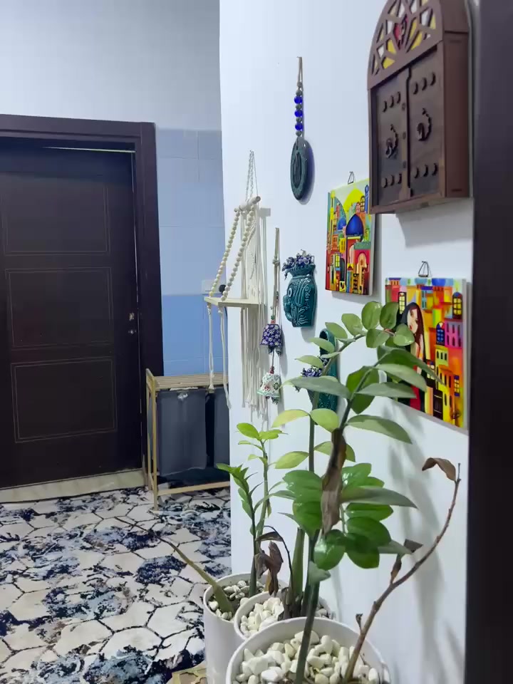 دار للبيع في مجمع عمر الراوي 1 مساحه 200م طابقين الطابق الاول غرفتين وصاله ومطبخ وديوانيه وحمام ومخزن خارجي وحديقه الطابق الثاني غرفتين وصاله وحمام ومساحه ترهم مطبخ للاستفسار الاتصال على الرقم ***********
