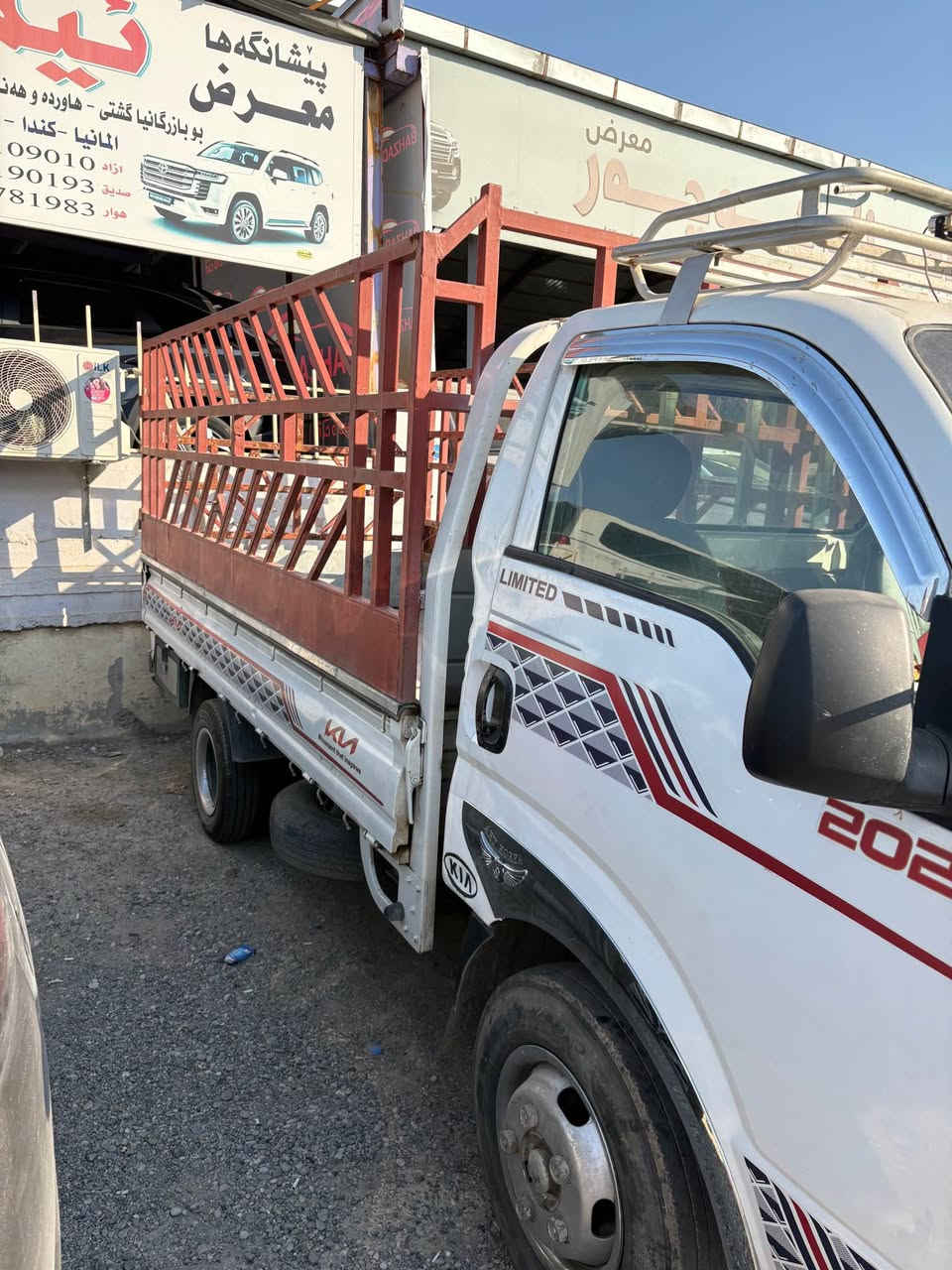 کیا ٤٠٠٠ بعیرە
٢٠٠٦
منەفس دگەل
بێ تشتەک
مەکینە دیکل یا تێدا
سیارە محجل کریە
سعر ٧٢ پچەک مەجال
***********
———————————————————————
كيا ٤٠٠٠ بعيرة
٢٠٠٦
منفيس
بدون أي شيء 
مكينة بيها شوي دخان
محجل
سعر ٧٢ شوي مجال

***********.  کورەک + واتساب زاخو, دهوك
