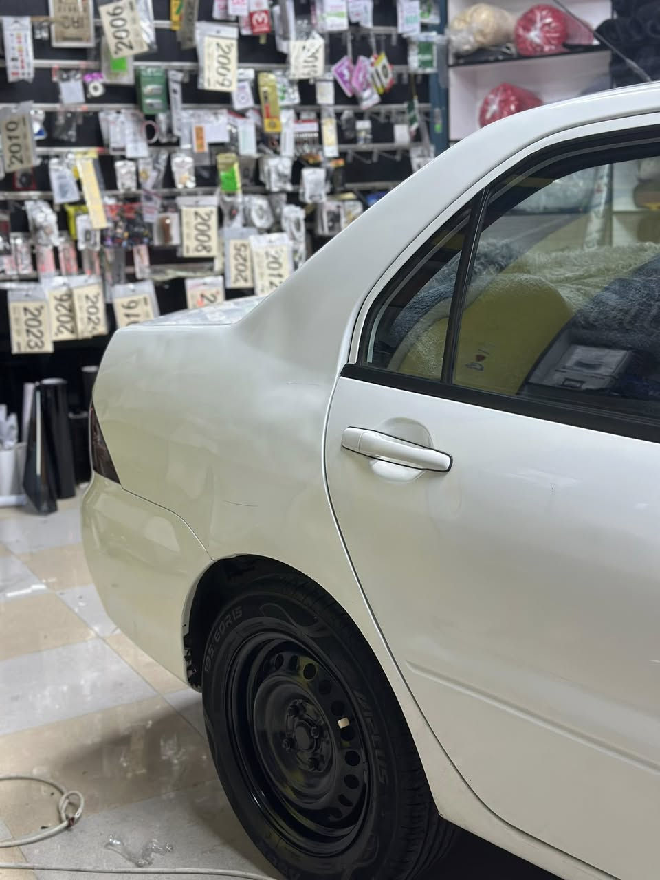 لانسەر٢٠١١مەکینە گەورە
ڕەقەم خصوصی بەغدا 
سەنەوی ئەوەلیاتی خۆی لەگەڵە بێ موشکیلە 
نمونە لە جوانی گێڕو مەکینە بە شەرت ناو سلڤەر 
دەعمی قوڕسی نییە سەیارەکە  ٢ بستی تەعدیلە و بە کارت بۆیاغە  ئەوەی تر لەسەر کاڵ بونەوە 
ژ.م ***********
