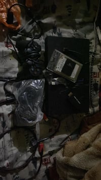 لدي بلي 2 للبيع الهارد 160 حجمه كامله وبيه اكثر من 60 لعبه تاخذه شغله ...