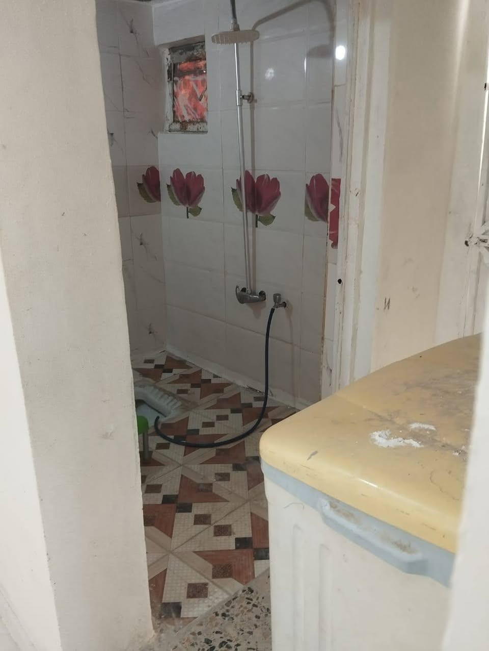 بيت للبيع  مساحت البنيان 150 متر  حي غازي ومن ظمن البيت 100 مبني للسقف السعر 28 الستفسار الاتصال برقم ***********
