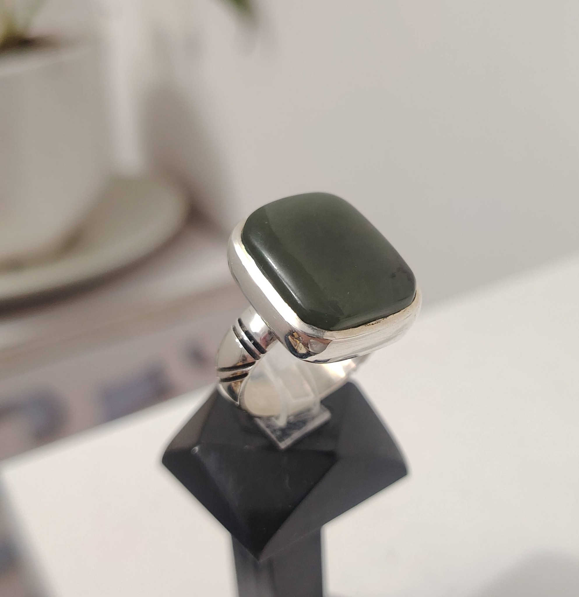 خاتم من حجر اليشم اليماني الطبيعي
صياغه ثقيلة وجميلة فضه عيار ٩٢٥
يوجد توصيل إلى جميع المحافظات
التواصل ع الخاص او ع الواتساب ***********
