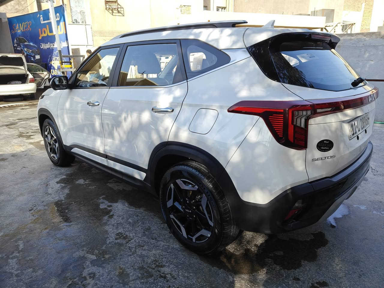 إعلان بيع سيارة كيا سيليتوس موديل 2024

السلام عليكم ورحمة الله وبركاته.

للبيع: كيا سيليتوس 2024 وارد الخليج (فول مواصفات)

· الحالة: وكأنها جديدة - ماشية 6,000 كم فقط.
· الضمان: مكفولة من كل شيء، واستلام شهر 1، وبضمان الوكالة. العدة والإسبير لم تستخدم.
· المدينة: بغداد (آخر إصدار).

---

المواصفات الأساسية المتكاملة (1/1):

· نظام بصمتين للفتح والتشغيل.
· سقف بانوراما.
· فرامل اليد الإلكترونية (بصمة).
· مقاعد جلدية مطعمة بلونين أنيقة.
· ميزة التثبيت على المنحدرات (Auto Hold).
· تشغيل ذكي بدون مفتاح (Auto Start).
· رادار أمامي للكبح التلقائي في الطوارئ.
· نظام تثبيت المسار.
· كاميرا خلفية + كاميرات محيطية (360 درجة).
· شاشة كبيرة متطورة متصلة مع لوحة العدادات (تدعم التطبيقات).
· حساسات محيطية (أمامية وخلفية وجانبية).
· تحكم صوتي بالأوامر.
· مثبت سرعة.
· وسائد هوائية محيطية.
· إضاءة LED عالية الجودة (الشباك + العدسات الأمامية).
· أغطية عجلات (ويل كاب) بلون التيتانيوم.
· إشارات مرور مدمجة في المرايا الجانبية.
· إضاءة داخلية LED.
· نظام مراقبة ضغط الإطارات.
· نظام منع الانزلاق.
· تكييف بارد جداً (دبل).
· منافذ شحن USB خلفية.
· تبريد للشاشة.
· ثلاث أنماط للقيادة (Drive Modes).

---

مميزات فريدة تختلف عن معظم السيارات الخليجية من نفس الموديل:

1. اللون: أبيض ميتاليك لامع (ليس أبيض عادياً).
2. الشاشة والعرض: شاشة متصلة ديناميكياً مع لوحة عدادات رقمية (دجيتال كلستر) متطورة تشبه الأنظمة الحديثة.
3. لوحة تحكم: شاشة تحكم منفصلة للتبريد مع أزرار فيزيائية مستقلة للتحكم بالصوت والراديو.
4. المقود: مصنوع من جلد طبيعي مع خياطة أنيقة، وليس بلاستيك.
5. نظام الكاميرات: 4 كاميرات محيطية (360°) عالية الدقة مدعومة بتقنيات ذكية لرؤية أوضح.
6. نظام صوت: متميز ونقي.
7. شاحن لاسلكي للهواتف.
8. إضاءة زينون أمامية قوية.
9. وظيفة ذكية: عند استخدام إشارة الانعطاف، تظهر الكاميرا الجانبية على الشاشة بدلاً من عدادات السرعة، مما يزيد الأمان.

---

· السعر: 18,800 دولار (قابل للتفاوض المعقول مع الجاد).
· للاستفسار أو المعاينة (مطلوب الجدية فقط):
  📞 ***********

---

ملاحظة: السيارة محفوظة وكأنها جديدة، وجميع خصائص الأمان والرفاهية تعمل بشكل ممتاز. فرصة ممتازة لمن يبحث عن سيارة اقتصادية وعملية بتجهيزات وكالة فائقة.

نتمنى لكم قيادة آمنة.
