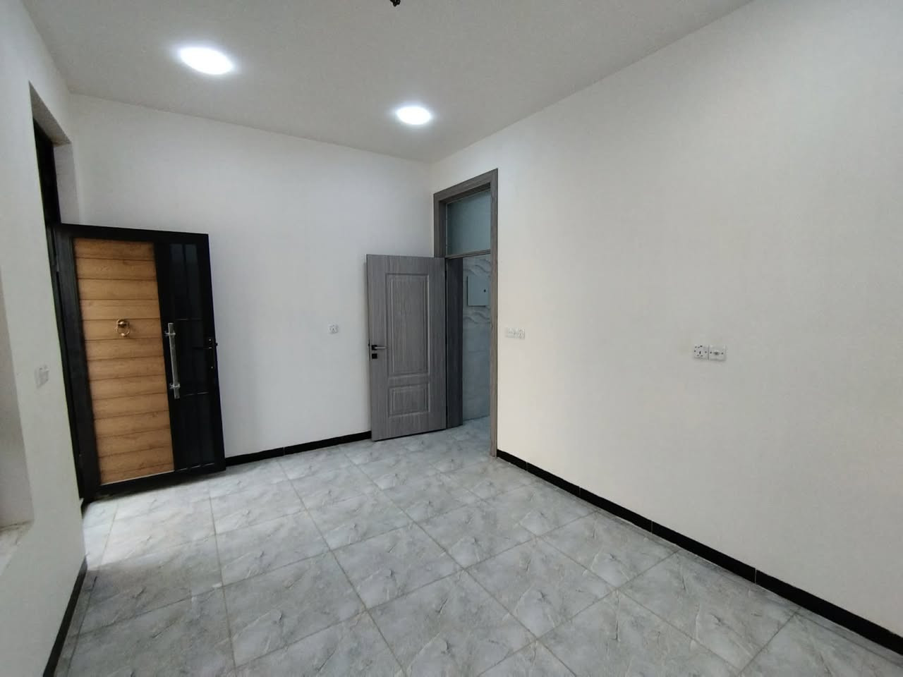 سلام عليكم بيت مساحته ٥٠ متر سعره ١١٥ وبي مجال البيت جديد يحتوي عل صاله ومطبخ وخدمات  وغرفتين نوم ***********
