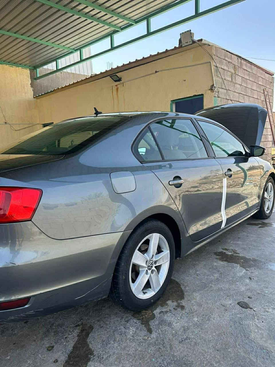 السلام عليكم ورحمه الله وبركاته 
تحية طيبة على الجميع..
السعر 
105 بلاش..
جيتا موديل 2012
فول مواصفات جاهزة من كلشي 
محرك كير تبريد صدر كلشي جاهز وخير ومن الله ..
السيارة بيها جاملغ امامي مرشوش فقط ..
مكان السيارة الانبار ناحية البغدادي 
***********
سنوية هزة كلها جديده 
تريد تحويل تريد وكالة عامة ...
