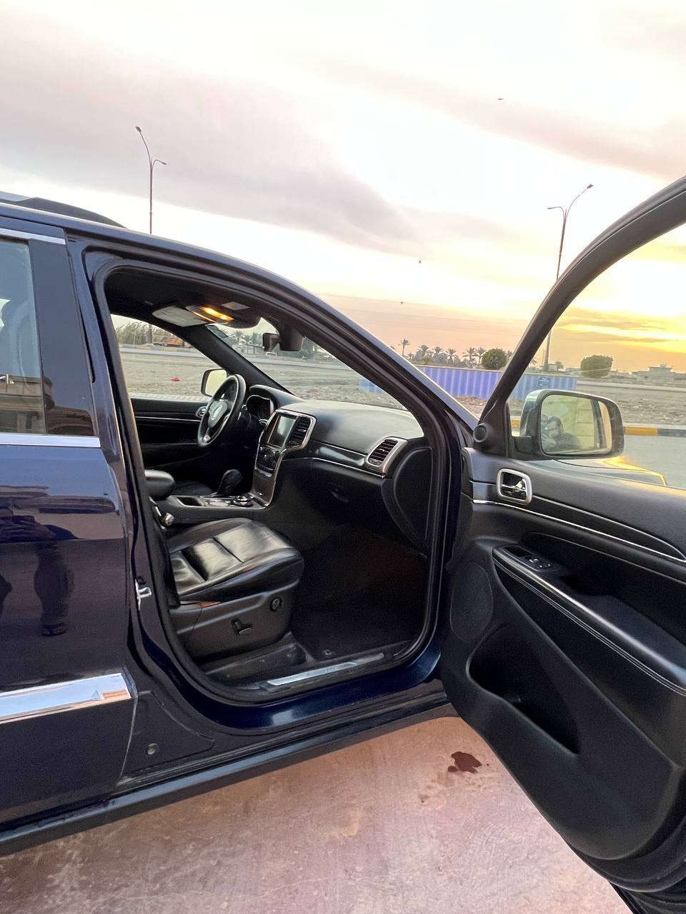 جيب شيروكي لمتد رقم بغداد موديل 2017 فول مواصفات عدا لبنرامه 
وارد امريكي حادثه بس بنيد مبدل بلادي موضح بل صور 
مواصفات
داخل جلد 
كشانه كهرباء 
كشنات تدفأء وتبريد 
اوتو هولد 
مثبت سرعه
نضام ايكو ونضام سبورت 
شفتات ستيرن 
تحكم ستيرن 
جنطه كهرباء 
لايت زينون 
حساسات امامي خلفي 
ويل 20 عليه تخم تاير دلوب جديد 
مكان لسياره فلوجه 
سعر 200 ورقه وبيه مجال بيع او مراوس حسب لقناعه 
***********
***********
