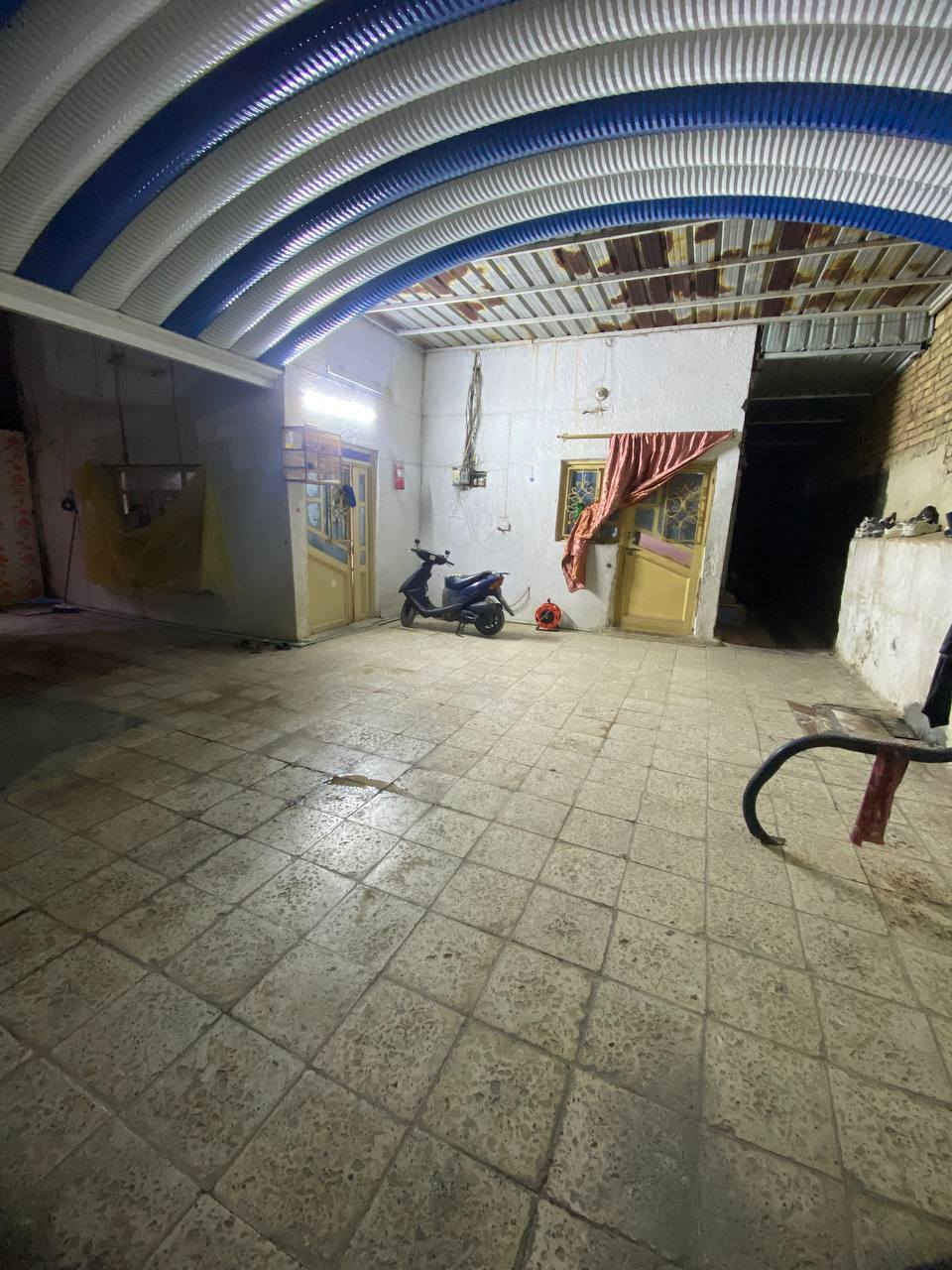 السلام عليكم
دار للبيع مكان حي الخليج  مساحه 200م طابو صرف يحتوي على طارمه كبيره وديوانيه وصاله ومطبخ وغرف نوم العدد2 بناء بلوك للاستفسار الاتصال على الرقم ***********
