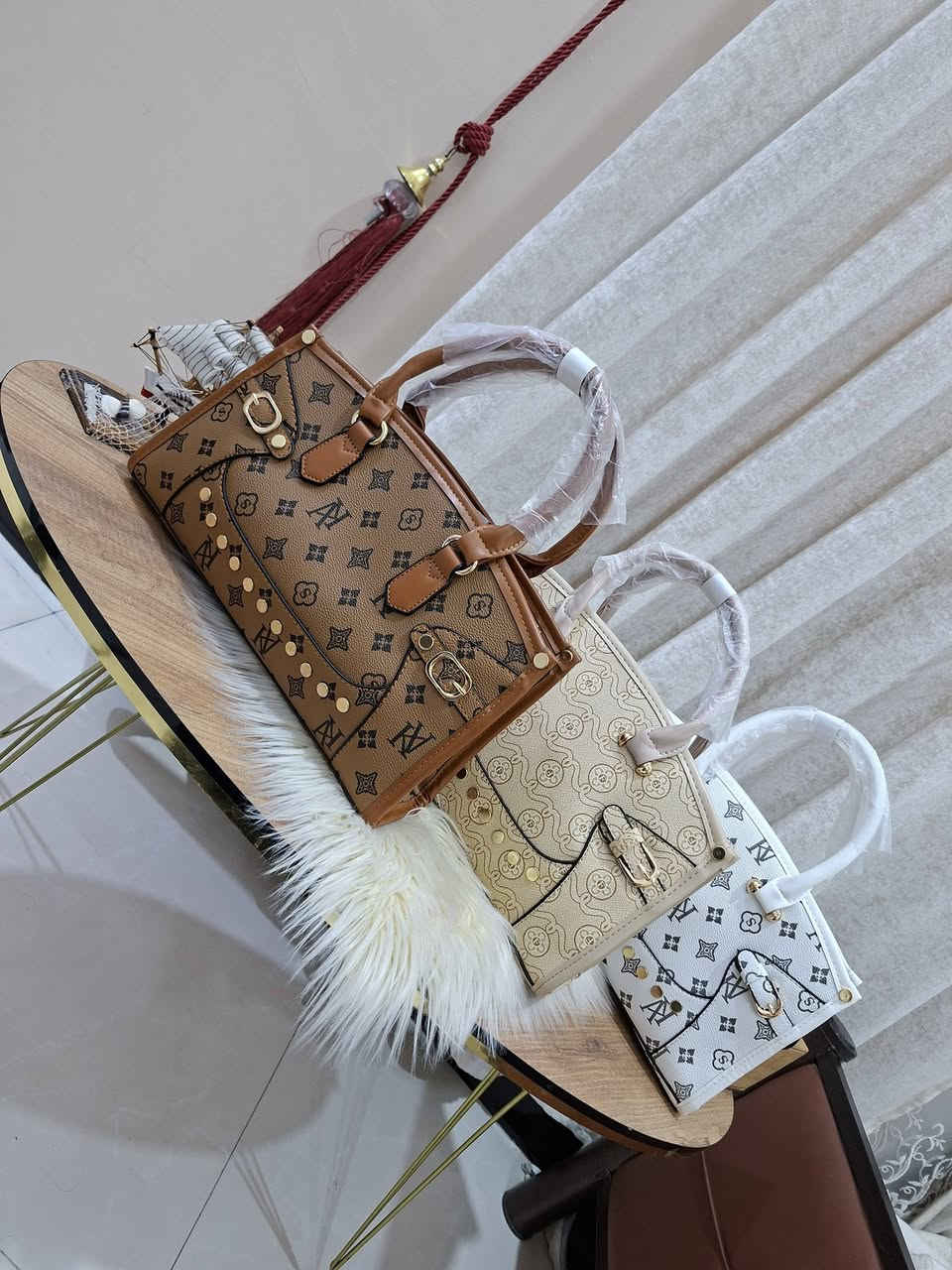 "كوني محط الأنظار مع هذه الحقيبة الاستثنائية! 👜 دمج مثالي بين الفخامة والأنوثة . متوفرة الآن بجميع الالوان الساحر. لا تفوتي فرصة التميز!"
للطلب واستفسار مراسلتنا خاص او على واتساب 
***********
توصيل جميع محافظات العراق 
٥ فقط
