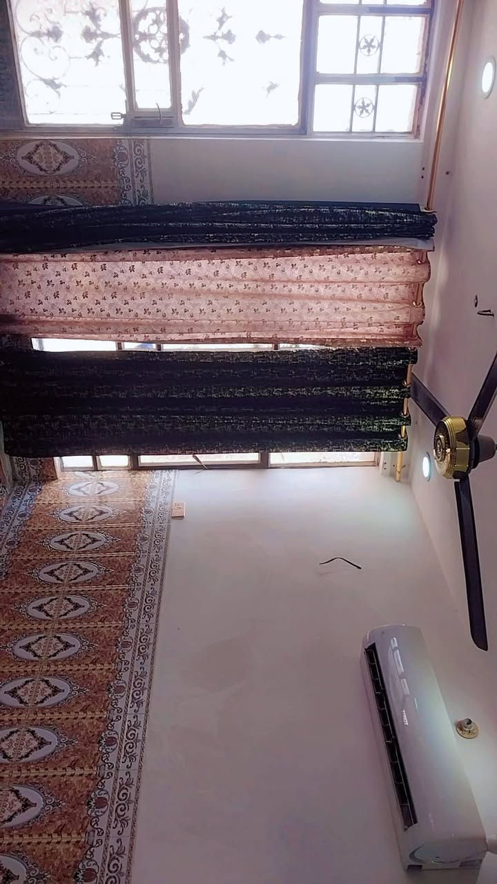 السلام عليكم بيت البيع المساحه 230 البناء 115 والباقي مسيجه من ضمن البيت بيه غرفه بلخير واي البيت والباقي حديقه بصف صيطره شارع الملعب اول خط بناء بلوك صب عد غرفه واحده سندويج من ضمن البيت عوزه بس بيتونه كامل كاشي عراقي درجه اول  قمريه الحوش مالته كله جاهز  سراميك امي كهرباء خطين المنطقه مخدومه كامله جوارينه والله ناس طيبه كلش السعر 37 وبيه مجال  ***********
