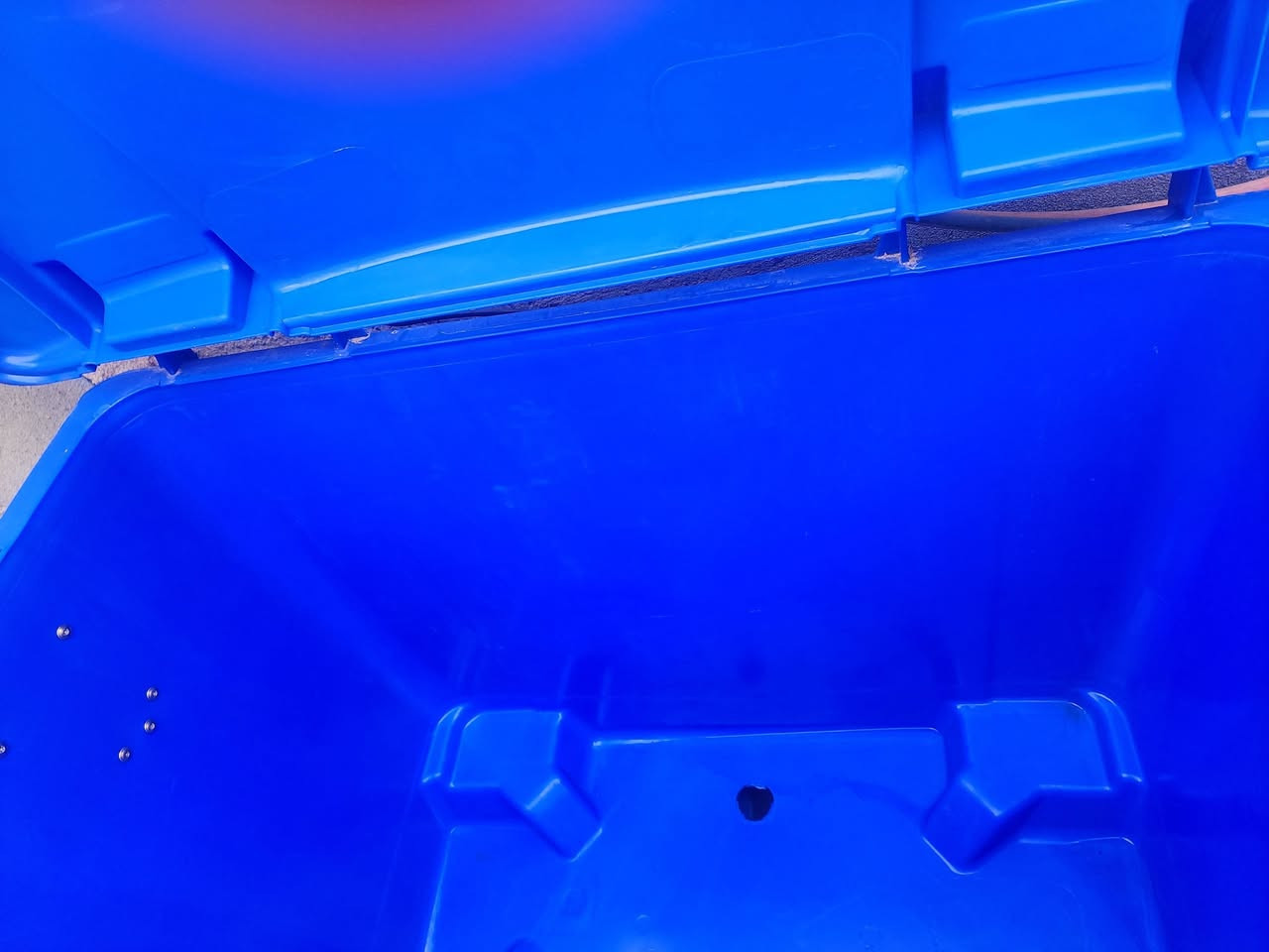 حاويه نفايات للمطاعم والفنادق حجم كبير جديده ما مستخدمه
السعر 100 وبيها مجال اليشتري 

يتواصل واتساب ***********
