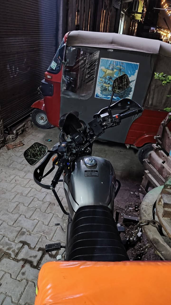 دايوان جبلي نزلت للشارع بدايه الـ 2025 رقم بغداد ماشيه 30الف دراجه مكفوله كفاله عامه ما عدا الدبلات الاماميه طاكه الجبن العنوان مدينه الصدر السعر 250000 واتساب ***********
