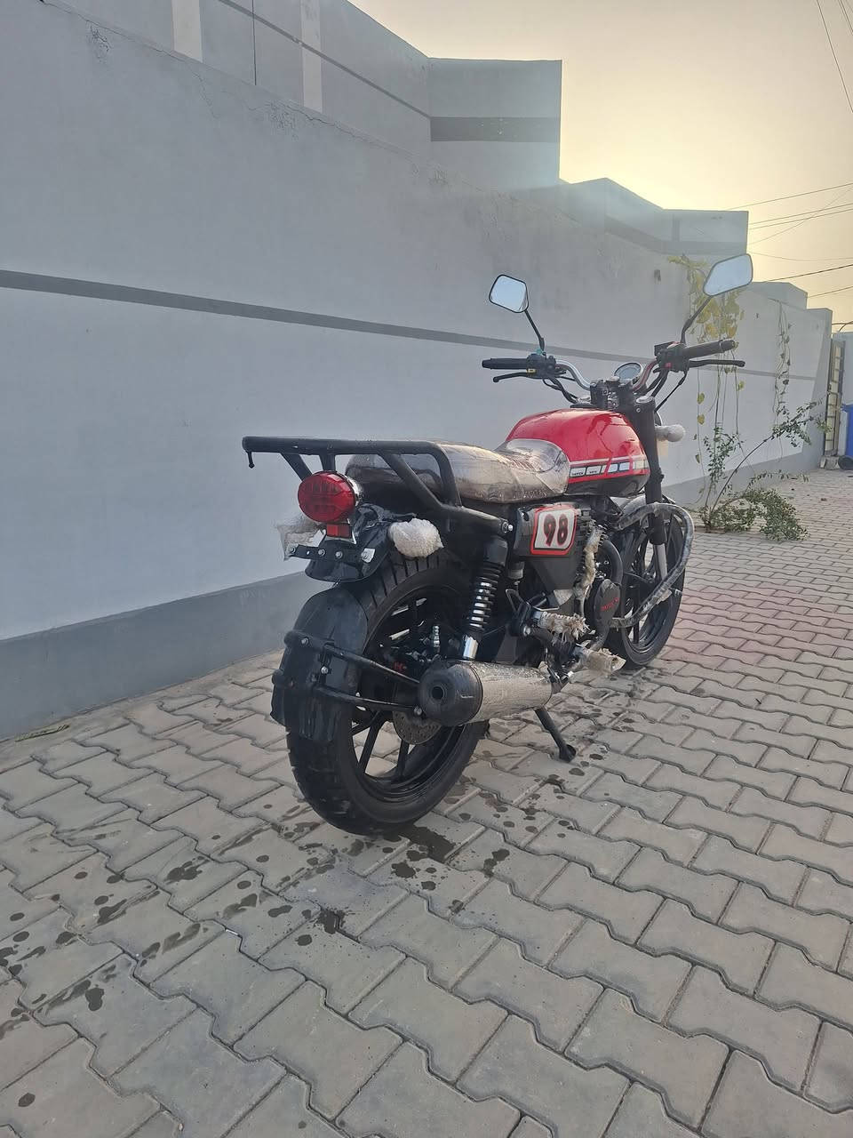 السلام عليكم دايوان لاتي للبيع موديل ٢٣ اوراق اصولي *********** استفسار خاص او علئ الرقم 
مكانها الكوت
