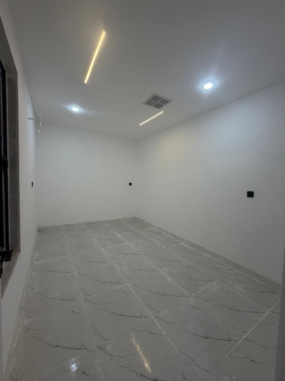دارين للبيع مساحه كل دار 100م واجهة 5م طابو صرف بناء حديث صفر طابق نص طابق اول مطبخ حار بارد  مفتوح علئ هول غرفه نوم صحيات طابق ثاني غرفه نوم وبيتونه وصحيات العنوان روناكي للإستفسار ***********
