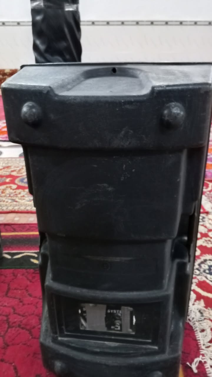 السلام عليكم سماعات عدد اثنين للبيع نضافه مثل ما موضح بالصورة شغالات تجي تفحص وتستلمهن سعر350 وبيهن مجال 
*********** الشراي يراسلني واتساب او خاص
