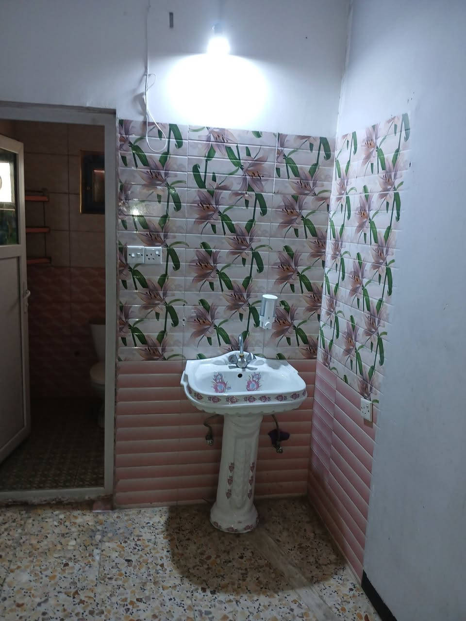 السلام عليكم من رخصة الادمن ، شقه جديده مساحه ١٣٥م في حي العامل بغداد محله ٨١١ زقاق٣٣ . غرفتين وصاله وحمام غربي ومطبخ سيراميك  قرب سريع حي العامل . للتواصل واتساب***********
