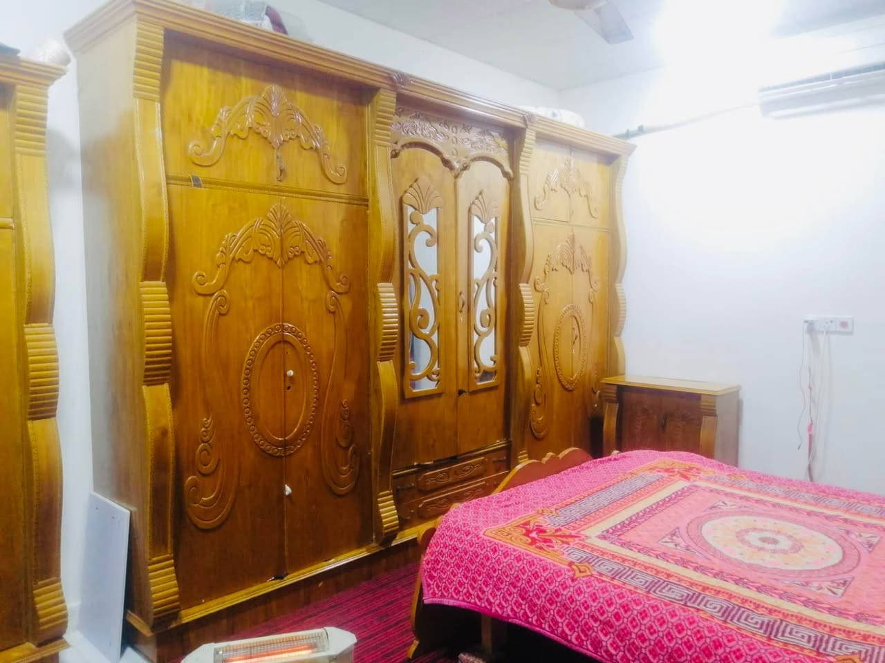 سلام عليكم غرفه أخشاب للبيع كدامكم نضيفه طابقين ٦ أبواب يرادلها بعض الملاحضات ترتيب بسيط تتكون من ٧ قطع سعرها مليون و ١٥٠  والشراي يدلل بيها مجال بدون المندر إذا ويه المندر يختلف سعرها  مكاني بصره جزيره *********** البصرة, العراق
